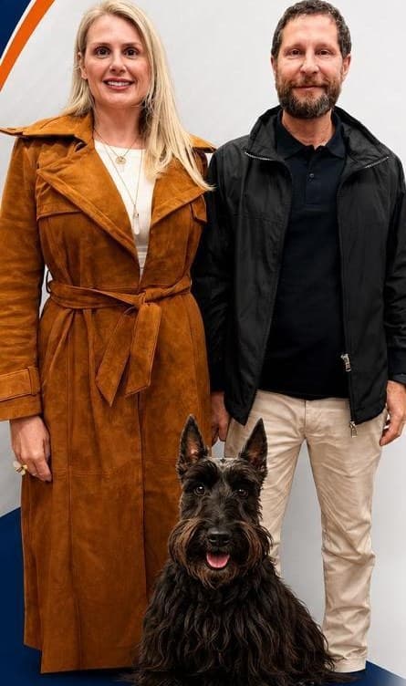 Bruna Paiva e Eduardo Sboarini, fundadores da FullPower Turbo, com a mascote Domitila